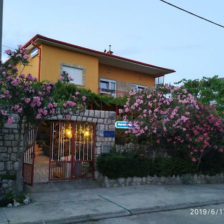 Apartments Maricic 200 Meters From The Beach Novi Vinodolski Εξωτερικό φωτογραφία